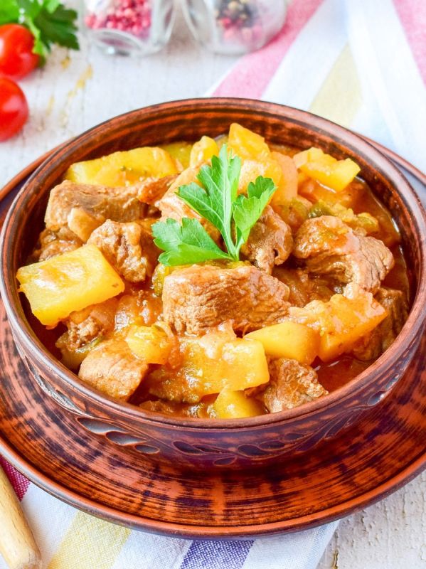 Душевное блюдо на каждый день: нежное, сочное мясо с овощами и вкусным соусом