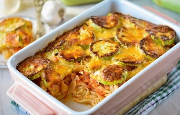 Запеканка из фетучини, курицы и кабачков