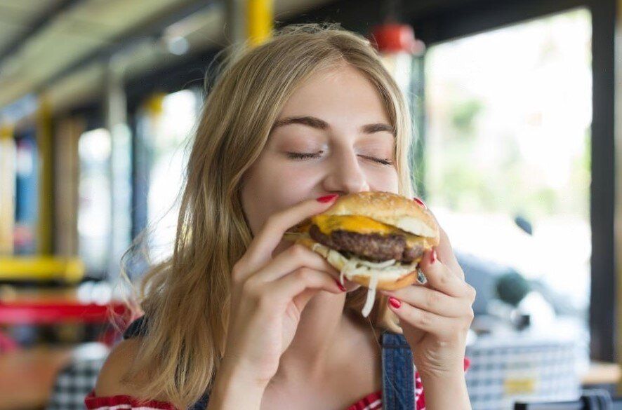 Почему выбор блестящих сырных шариков на диете вызывает недоумение