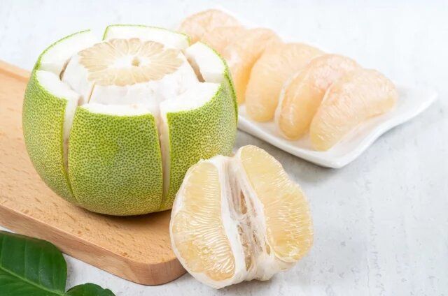 Кому стоит избегать помело?