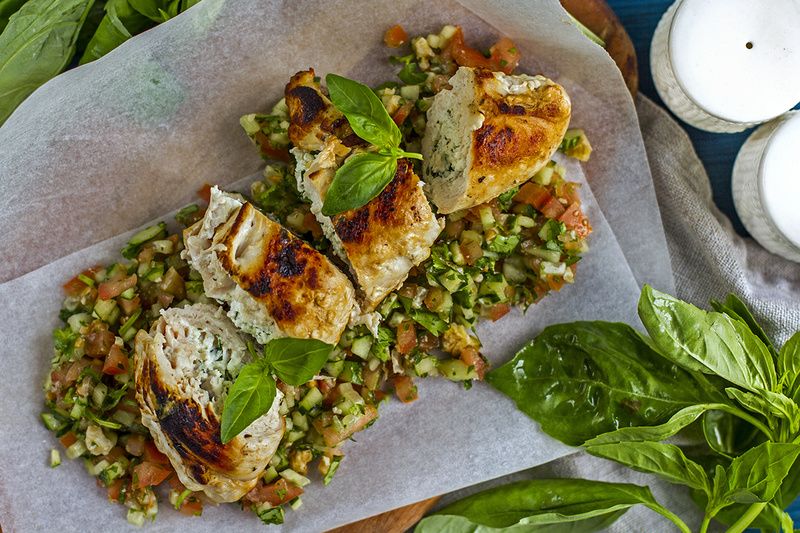 Куриные рулеты с фетой и сальсой: простой и вкусный рецепт