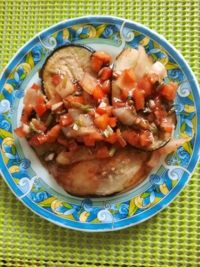 Воздушные баклажаны с пикантной овощной заправкой