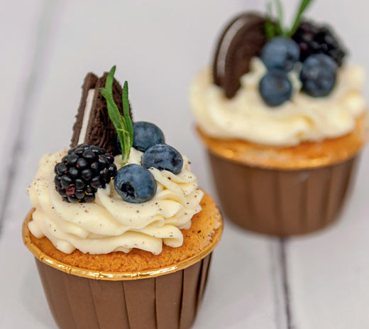 Ванильные капкейки с ягодным сюрпризом: пошаговый рецепт