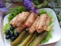 Мясные рулетики с маринованными огурцами и оливками: идеальная закуска к весеннему столу