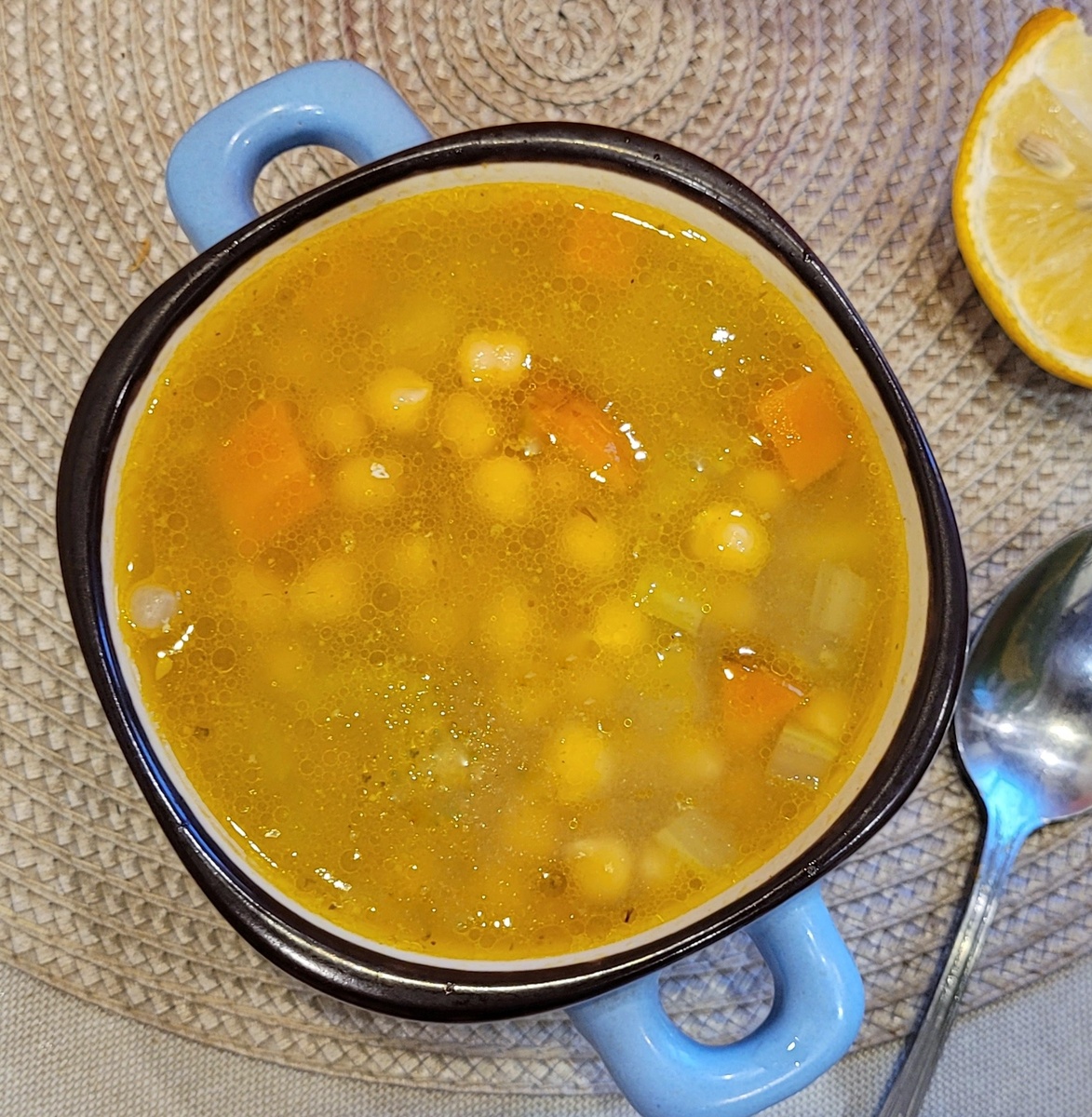 Уютный нутовый суп: простота и богатство вкуса на вашем столе