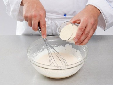 Как насладиться блинами с ягодами и апельсиновым соусом