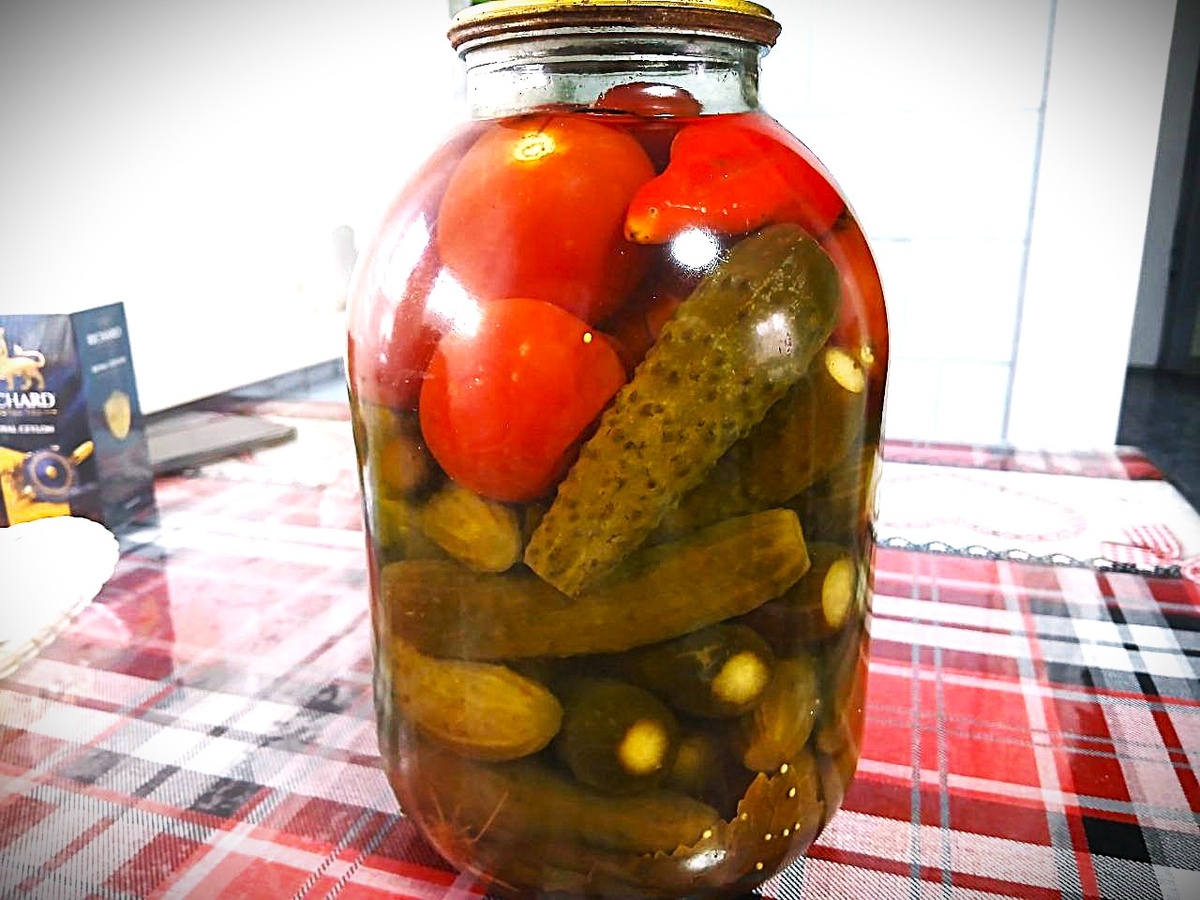 Ассорти из помидоров и огурцов: как быстро заготовить на зиму