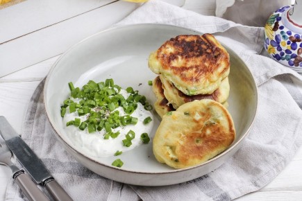 Нежные оладушки с яйцом и зеленым луком: простой рецепт для уютного ужина