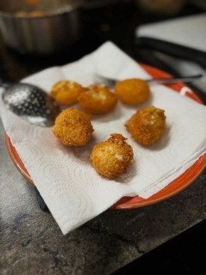 Сырные шарики, которые покорят вас с первого укуса