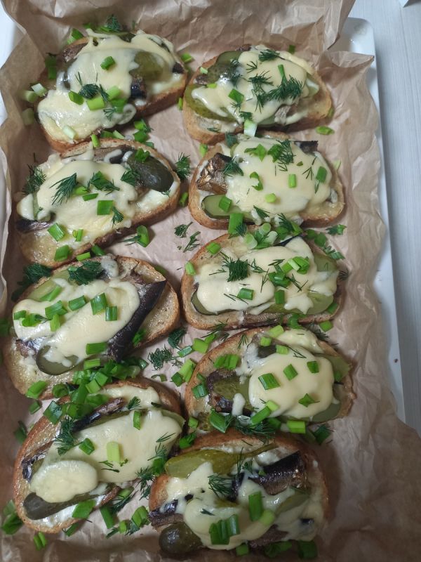 Вкусные бутерброды со шпротами, которые покорят гостей