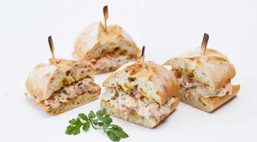 Сэндвич с тунцом, овощами и соусом чили