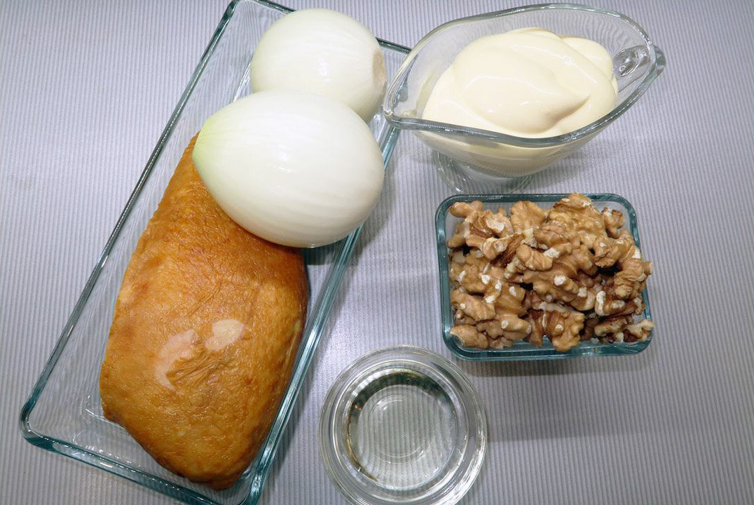 Сочный салат с копченой курицей и орехами для любого стола