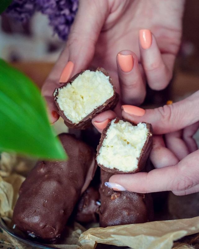 Нежные творожные сырки с кокосом: готовим без форм и сложности