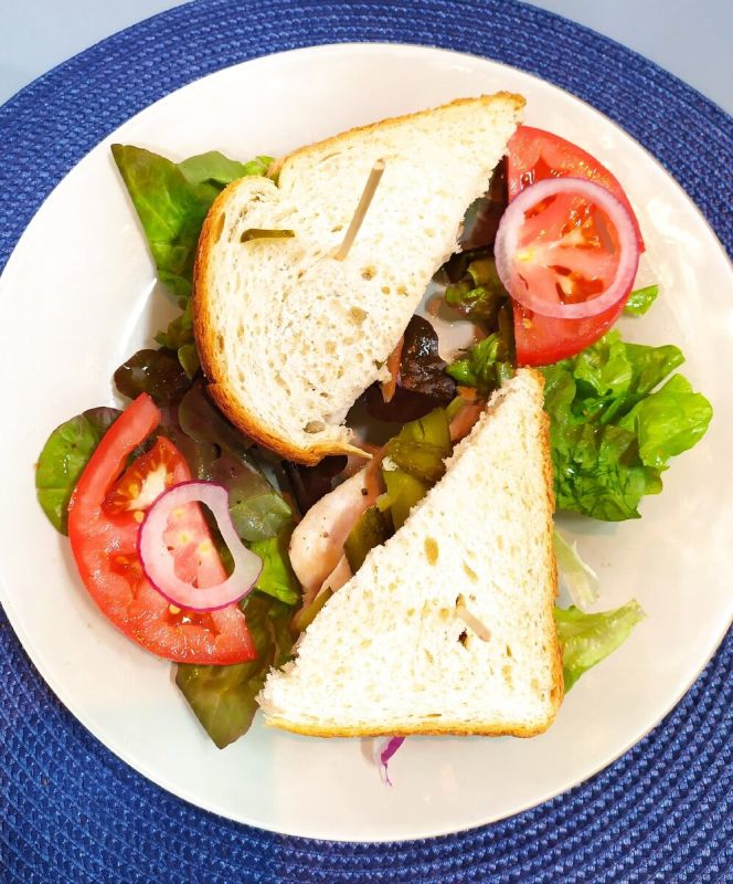 Вкусный сандвич с курицей на быстрый завтрак