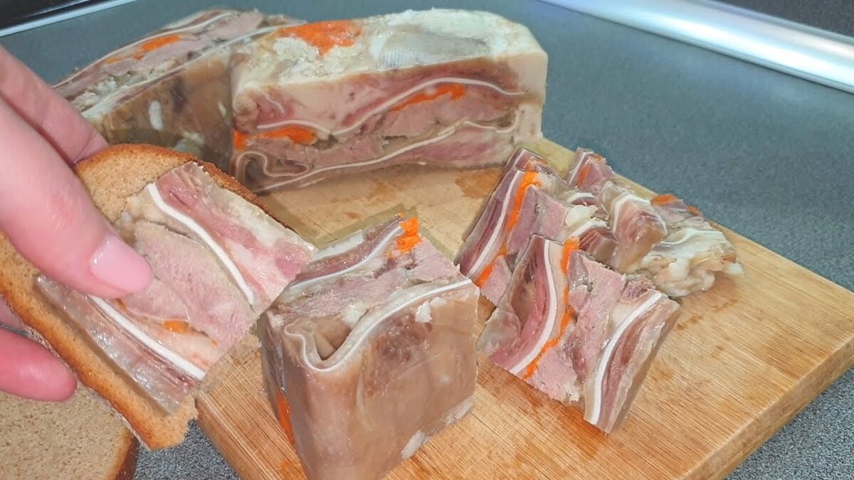 Неповторимая закуска: как приготовить свиные уши и язык