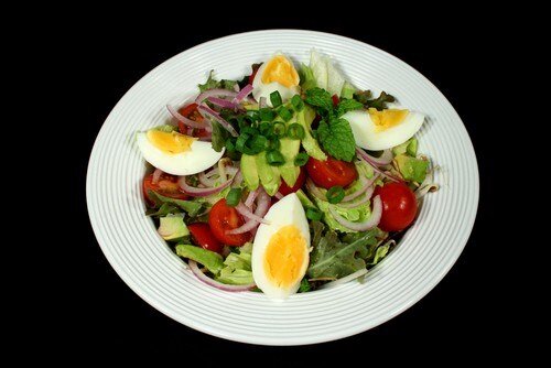 Нежный салат из авокадо и яиц: идеальное сочетание для вашего стола