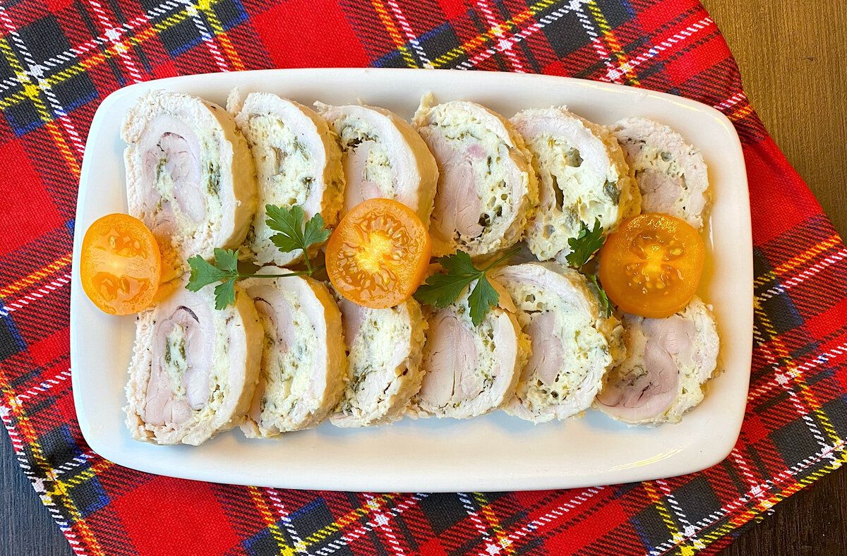Куриный рулет, который украсит ваш праздничный стол