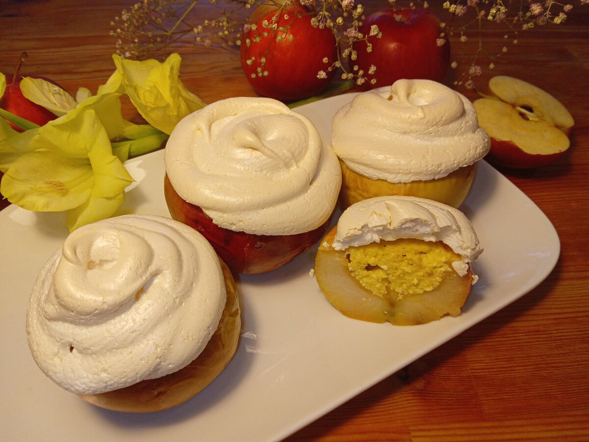 Запеченные яблоки с творогом и безе: простой десерт для праздника