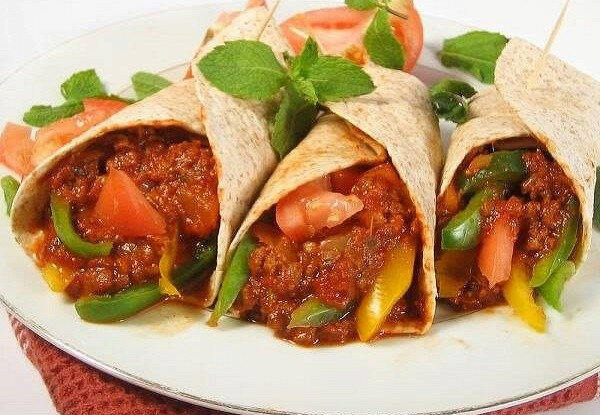 Вкусный остро-сладкий буритос с мясом и фасолью