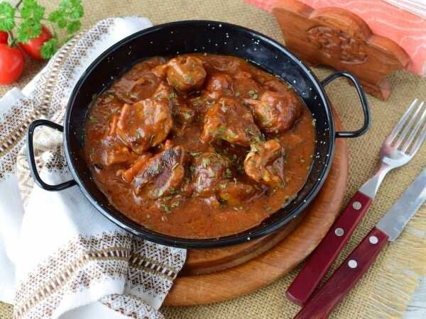 Изысканная подлива из свинины в томатном соусе