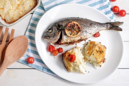 Роскошная дорадо с картофельным гратеном и помидорами Черри