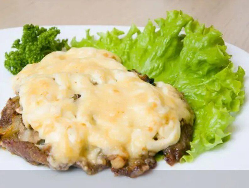 Нежная свинина с чесноком и сыром: простой рецепт для всей семьи