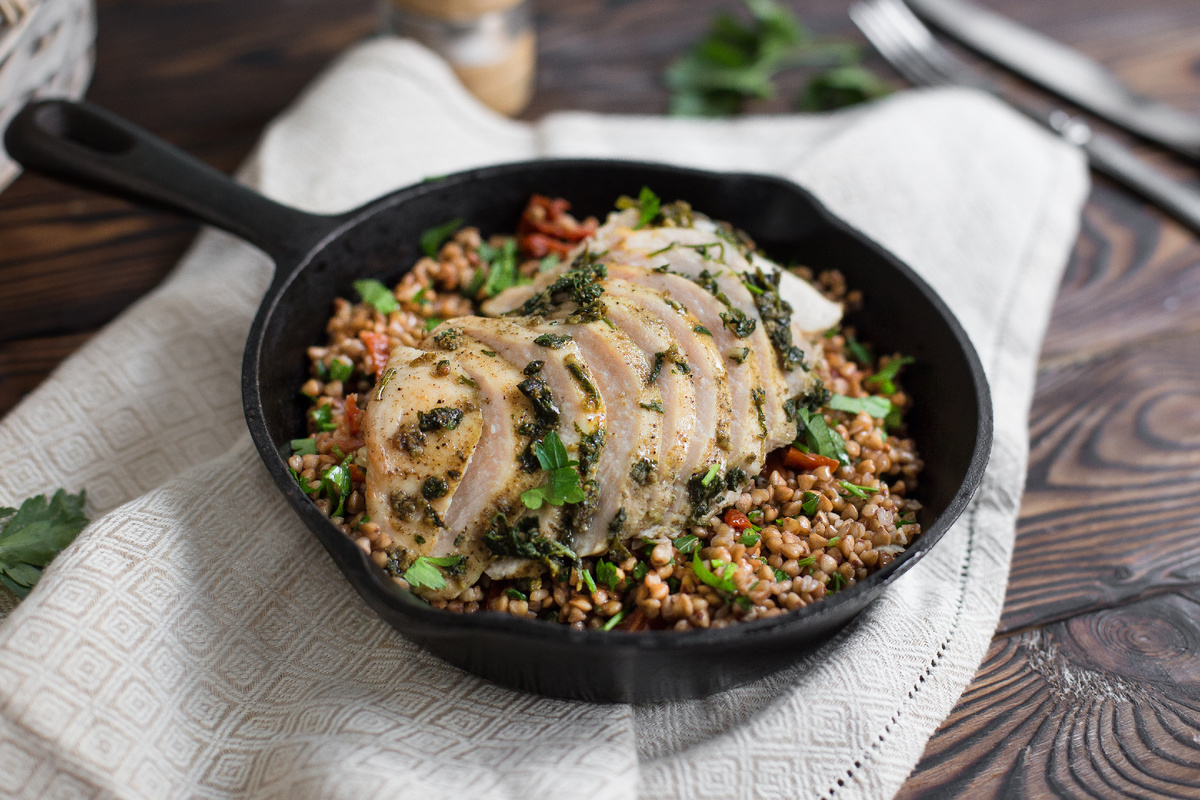 Восхитительная индейка, запечённая с гречкой и вялеными томатами