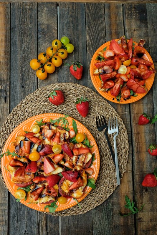 Летний салат с халуми и клубникой: идеальное сочетание вкусов