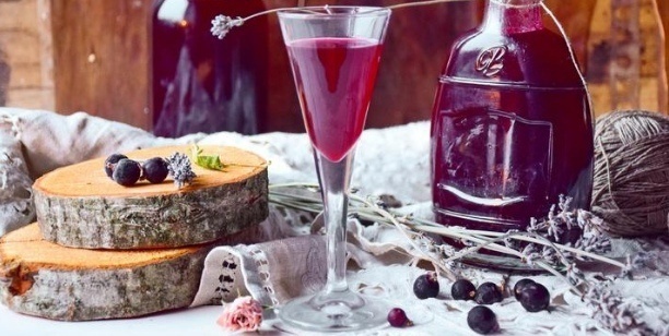 Ароматная наливка из черной смородины: согревайтесь зимними вечерами