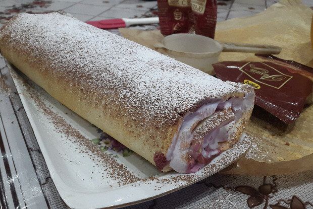 Нежный бисквитный рулет с джемом и сливочным кремом