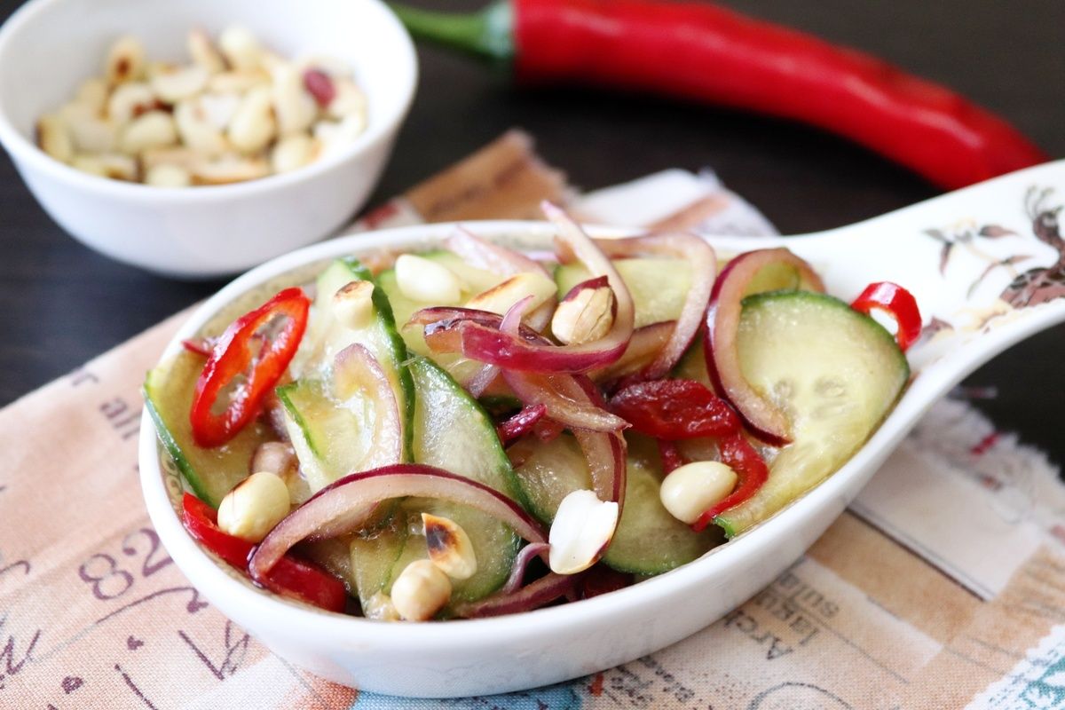 Освежающий тайский огуречный салат: простота и вкус в одном блюде