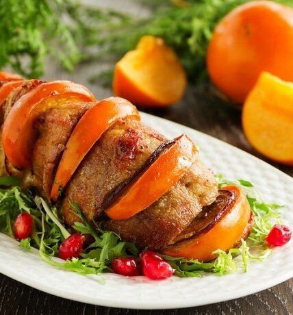 Нежное мясо с хурмой и яблоками: оригинальный рецепт для удивительного ужина