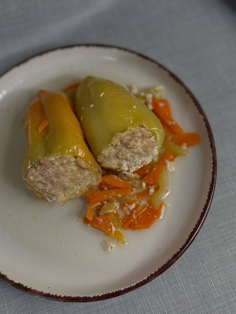 Ароматный фаршированный перец с индейкой для всей семьи