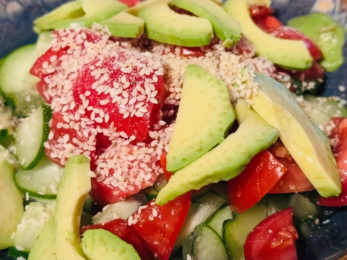 Простой и вкусный завтрак: салат с авокадо и овощами