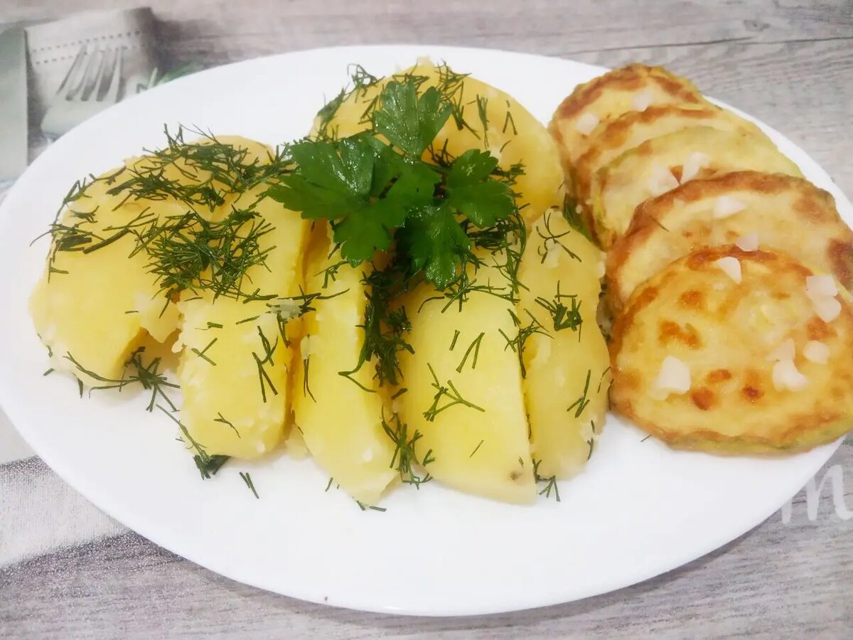 Вкусное сочетание молодого картофеля, укропа и сливочного масла