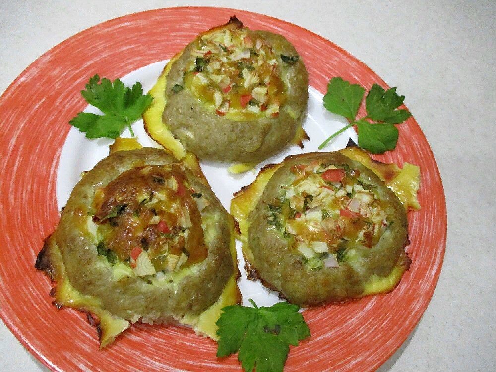 Простой и вкусный рецепт: рыбные гнезда с яйцом, сыром и зеленью