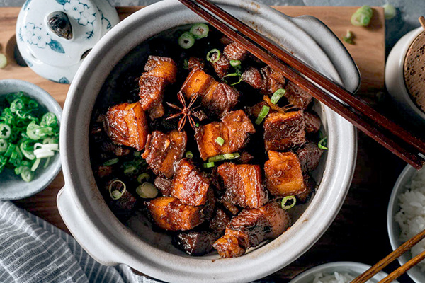 Хуншао Жоу: искусство шанхайской свинины в глянцевом соусе