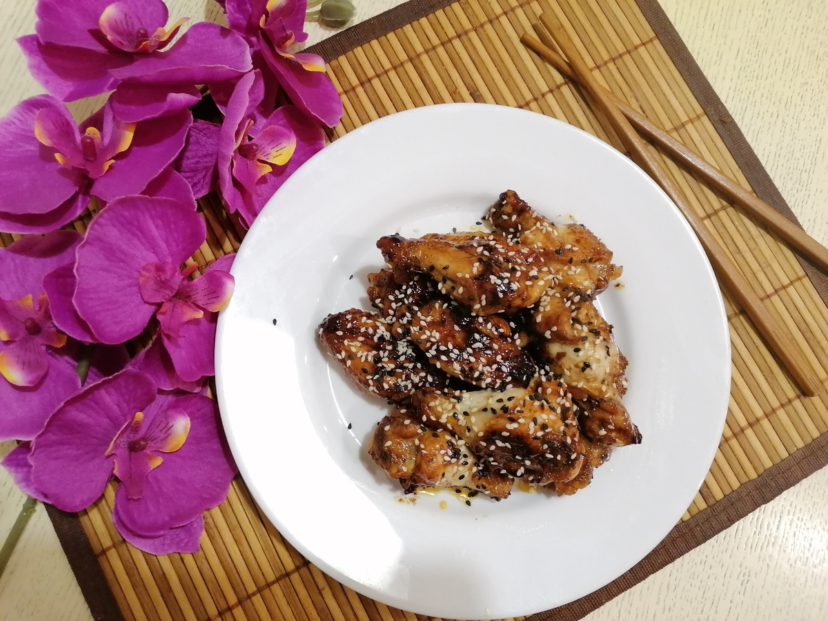 Куриные крылышки в соево-медовом соусе: быстро и вкусно