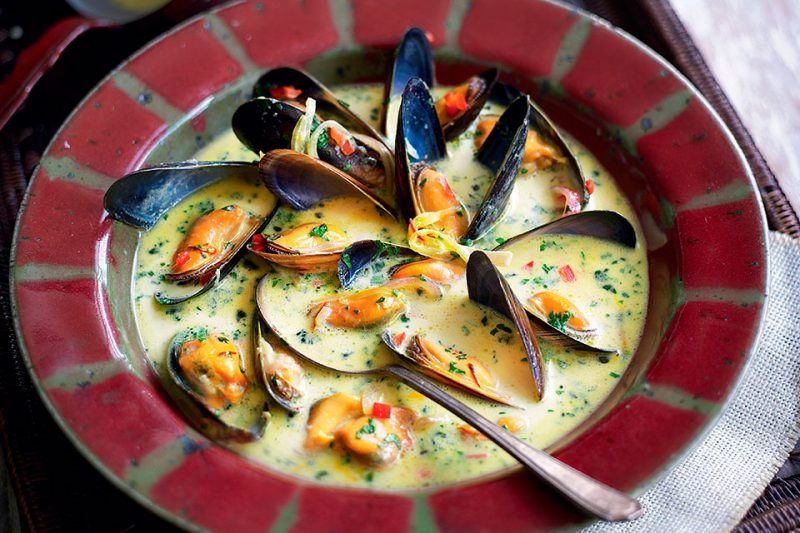 Нежный шафрановый суп с мидиями и сливками для кулинарных гурманов