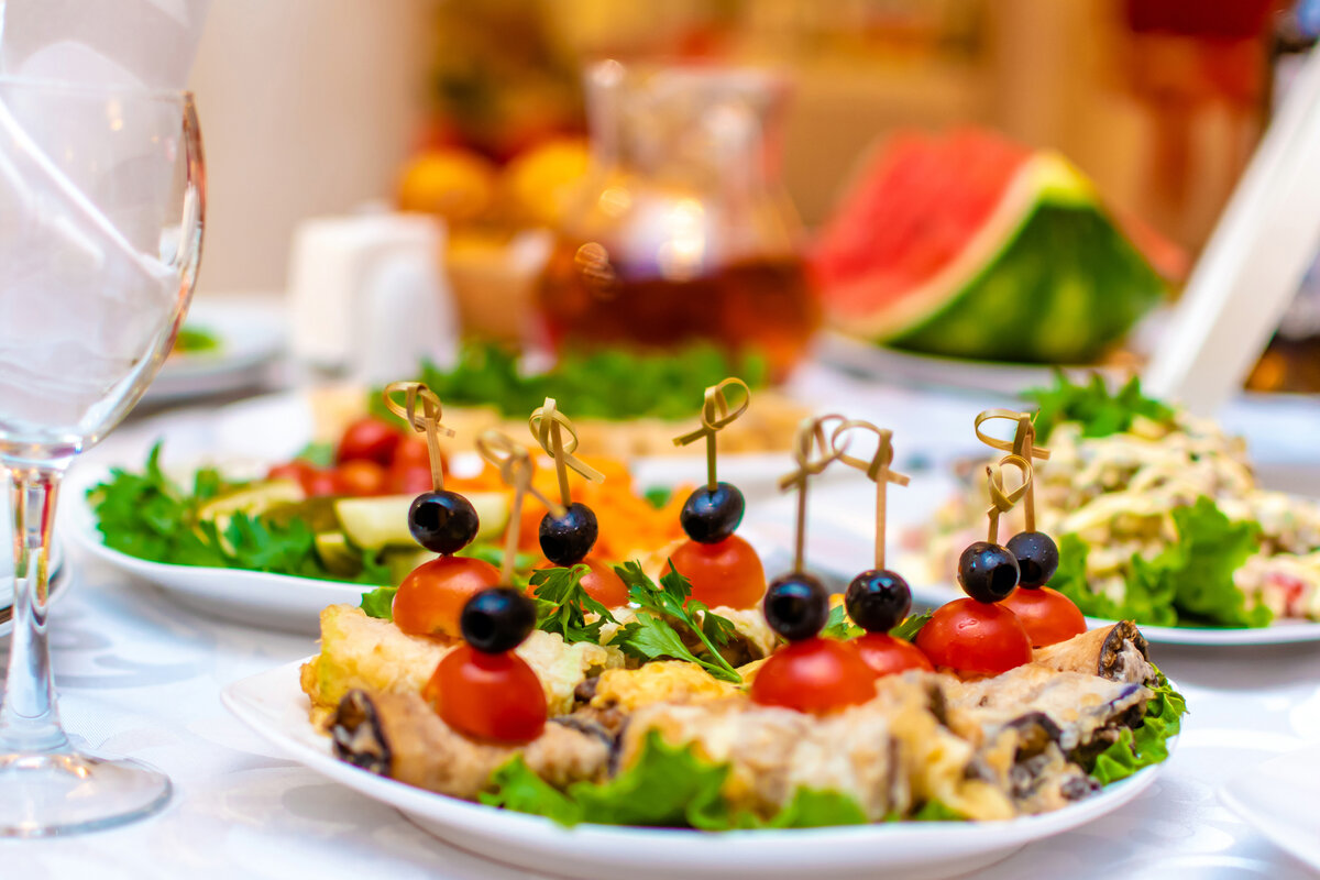 Как устроить идеальный праздничный стол: секреты успешного застолья