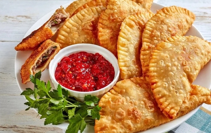 Секреты идеальных домашних чебуреков: как приготовить сочные и хрустящие лакомства