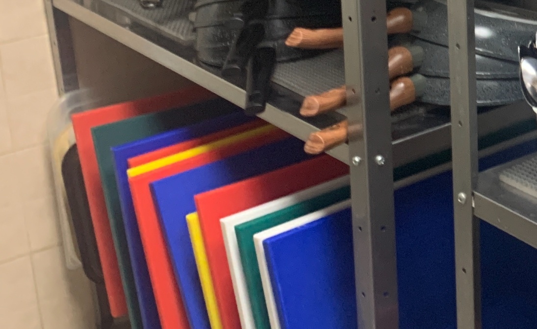 Три разделочные доски на кухне: Почему это важно даже для одиночек