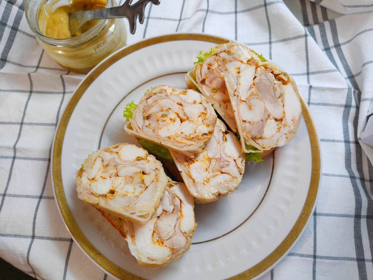 Как приготовить аппетитный куриный рулет в духовке на любой праздник