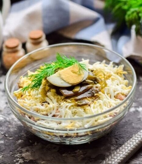 Легкий и сытный салат с морской капустой и крабовыми палочками