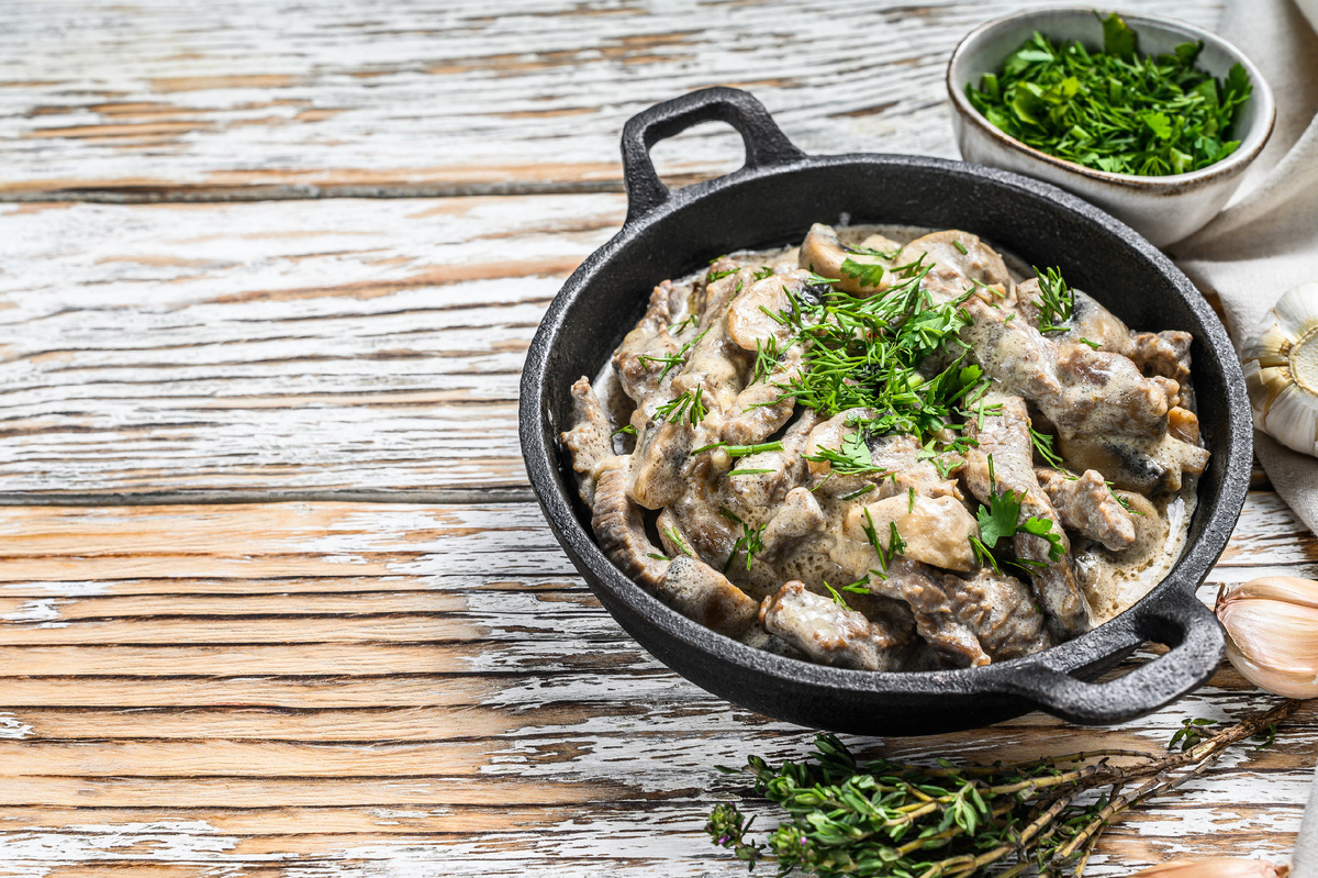 Бефстроганов: Как приготовить нежное мясо к 23 февраля с простым рецептом