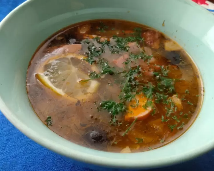 Солянка мясная: традиционный рецепт, который стоит освоить