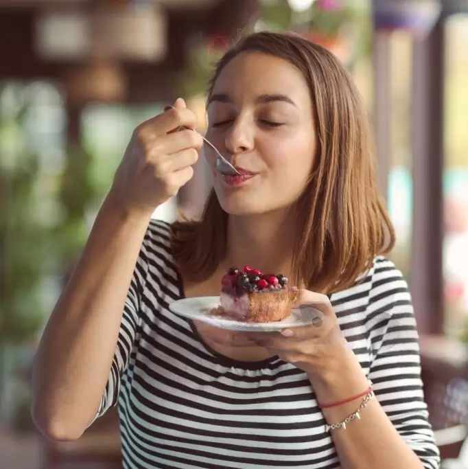 ПП и чизкейк: как девушки в кафе смешивают правила правильного питания с гастрономическими радостями