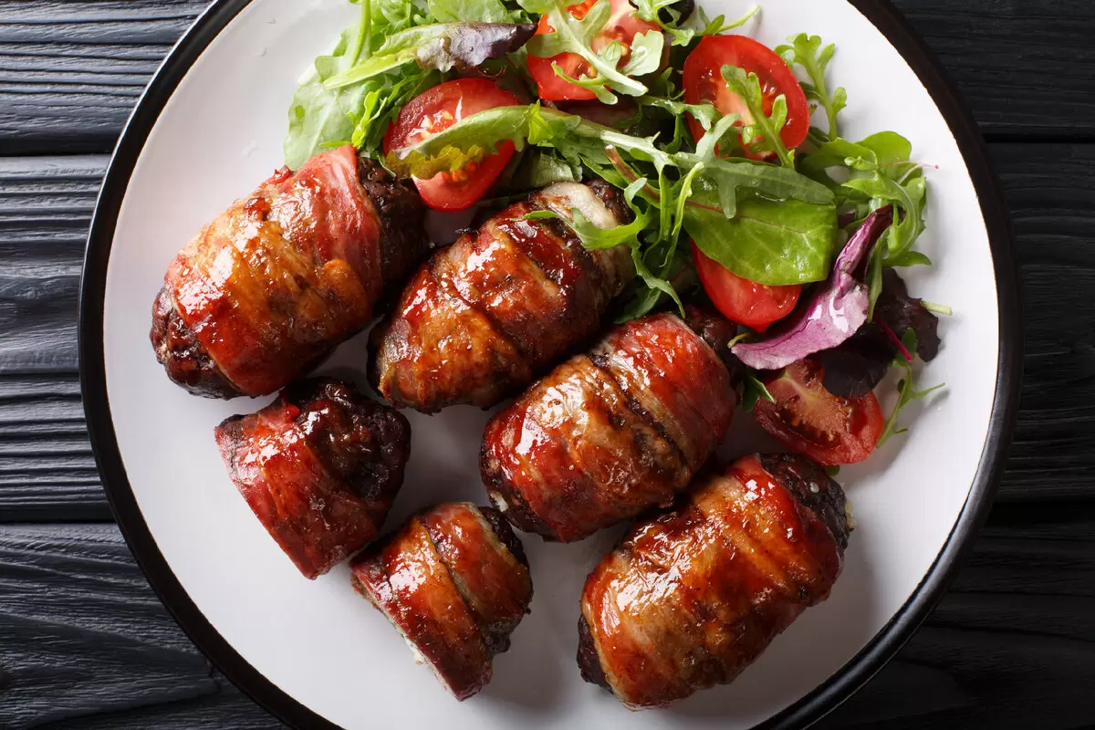 Котлеты в беконе: секреты приготовления сочного лакомства