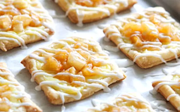 Слоеные пирожные с яблоками и соленой карамелью: идеальный десерт в спешке