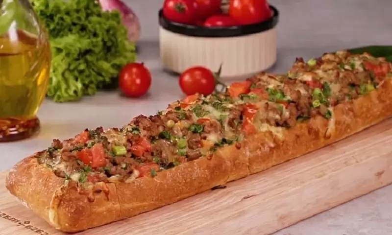 Ленивый мясной пирог в багете: быстро и вкусно для любой компании